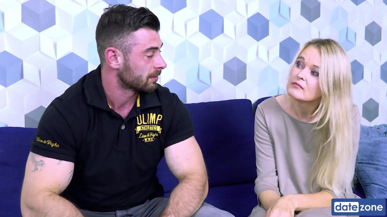 Datezone: Amigo compartiendo a su esposa con un extraño, musculoso