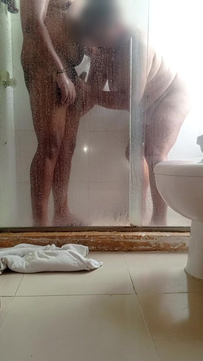 Milfta boohot: Mengongkek ibu tiri MILF di bilik air hotel