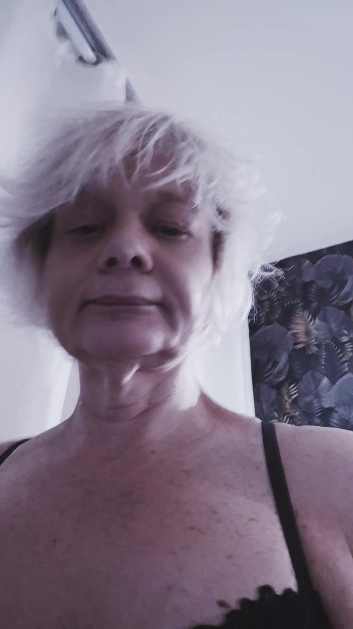 Sofy13: O mică încercare a noii mele lenjerie sexy.