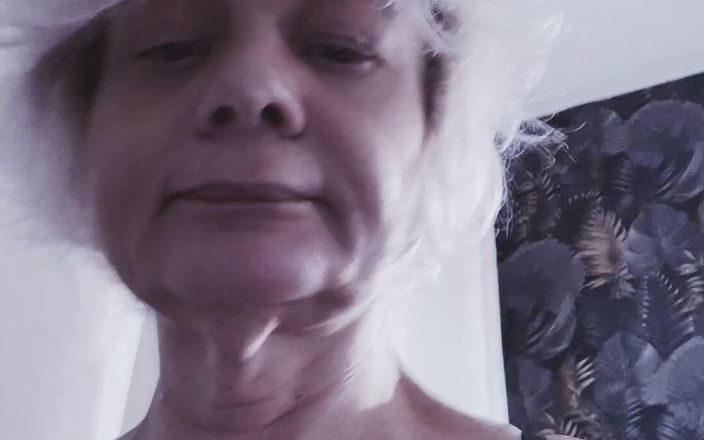 Sofy13: 내 새로운 섹시한 란제리를 조금 시도해.