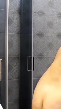 BBW wokół ręczna robota i sperma na Duże cycki pod prysznicem