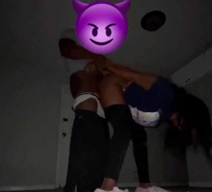 Jenko: Haar poesje achtervolgen in een verlaten huis