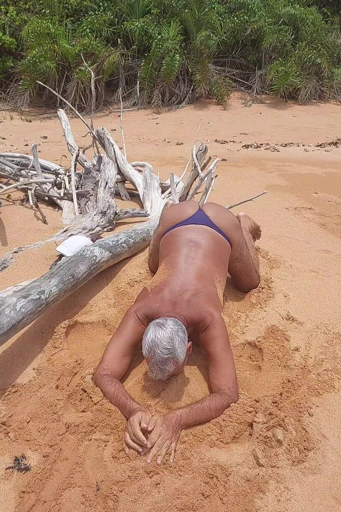 Ladysilvas: 해변에서 비키니를 입은 Ladysilva 그녀의 핫한 엉덩이