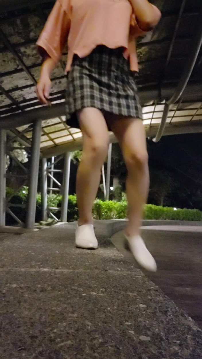 Taiwancdgirl: Zieh mein höschen draußen aus.