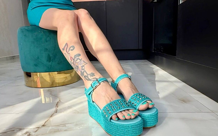 Julia domaina: Sandálias de cunhas azuis e esmalte azul para unhas nos...