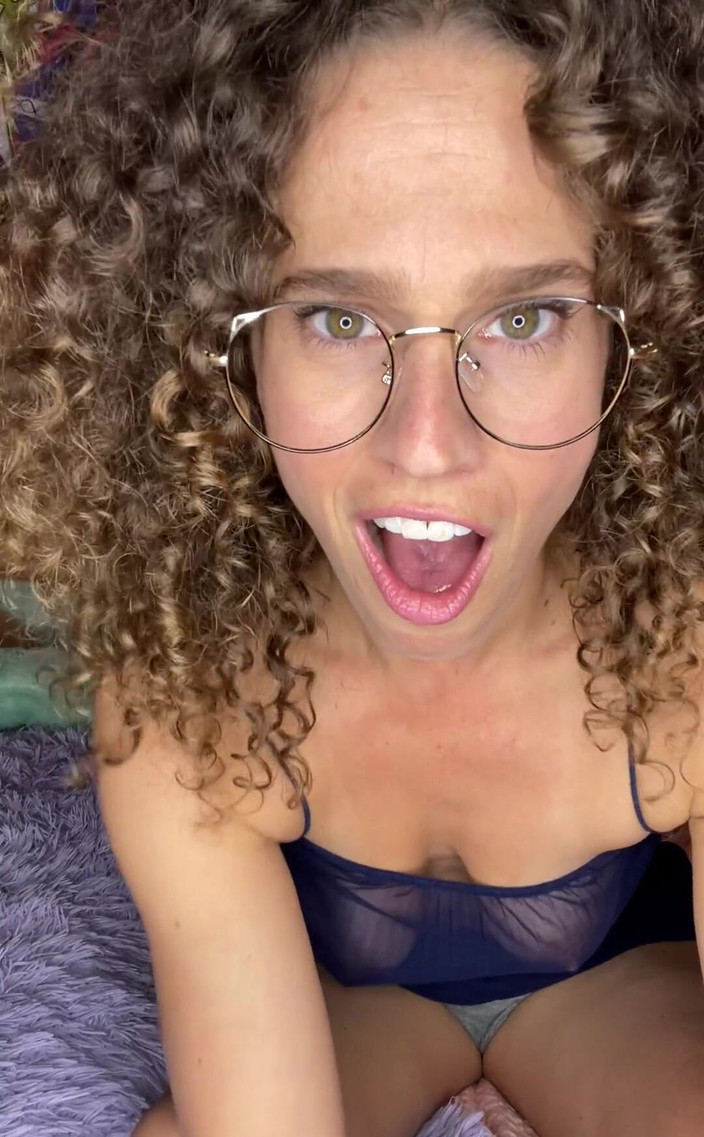 VibeWithMommy: BBC JOI! Esposa entra no seu quarto e brinca com...