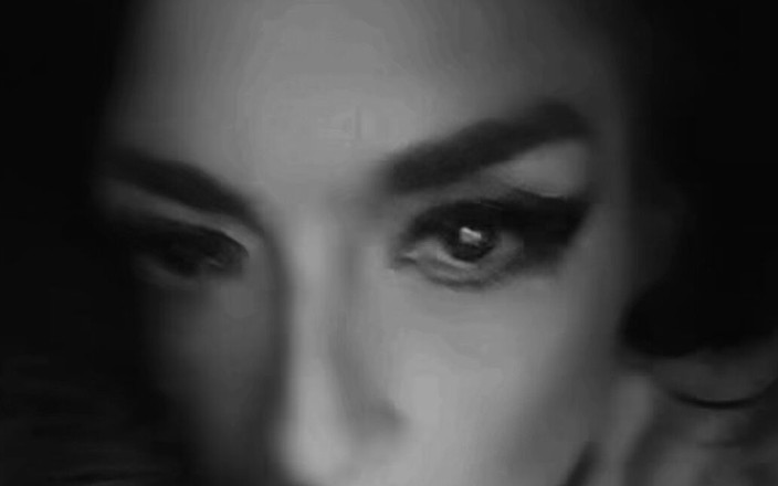 Mia 69: Đôi chân gợi cảm trong nhiều ngày