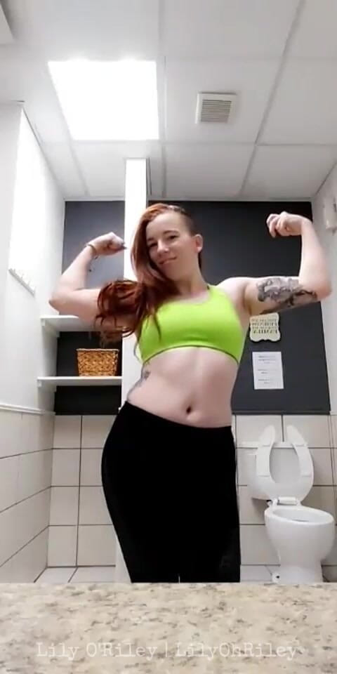 Lily O'Riley: Rothaarige hottie strippt nach dem training und kommt über das waschbecken