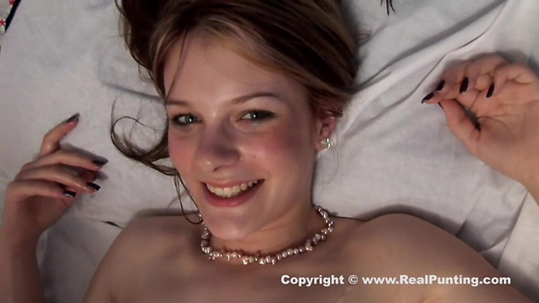 RealPunting: कमसिन ग्लैमर मॉडल बूढ़े आदमी को चोदती है