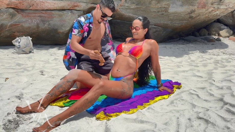 Viick4r: Sexo Arriesgado En La Playa Pública Bajo El Sol