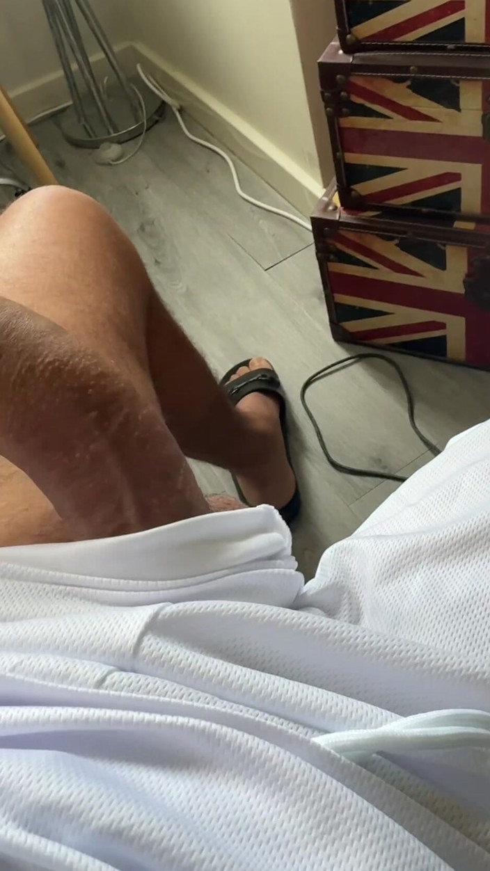 Kadu: Чи можеш ти протистояти моєму величезному члену? Люблю трахати гарну дірку