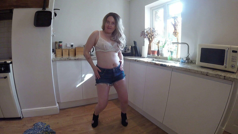 Littlevixen: Ibu tiri Berbogel Dalam Seluar Pendek Dan Seluar Dalam Denim