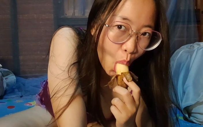 Thana 2023: Sexy Asian Girl Eat Banana
