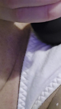 MILF Cachonda Disfruta De Vibrador a Través De Bragas...