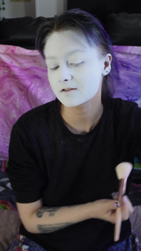 Alice trang điểm