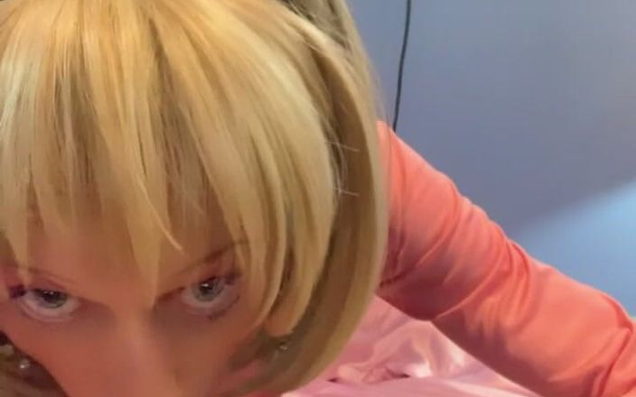 Lisa Luvly: Blondă cu părul scurt