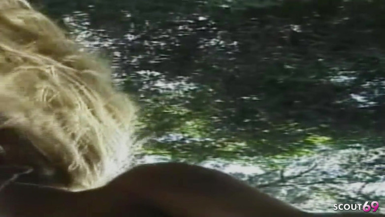 Shemale TS Collection: Blonďatá sexy Shemale je svedena venku na dovolené a ošukaná...