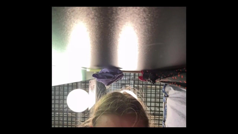 JuiceLussie: Veřejná masturbace. Dvojitá penetrace v šatně