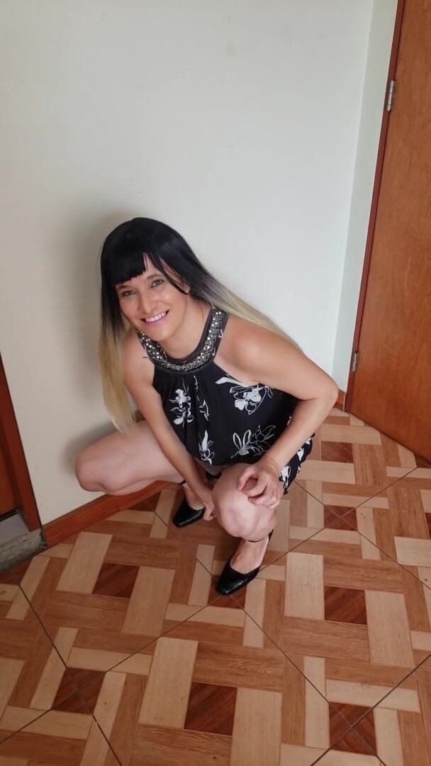 Agnes Swallow: Dívka ochutná některé z jejích čůrání