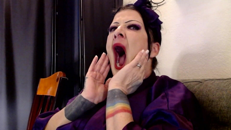 Abby Anna: Orta yaşlı seksi kadın esneme sohbeti