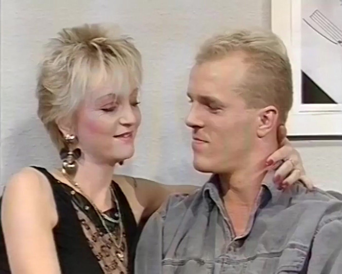 Vintage Climax: Krótkie włosy blond milf zostaje spitroasted w trójkącie