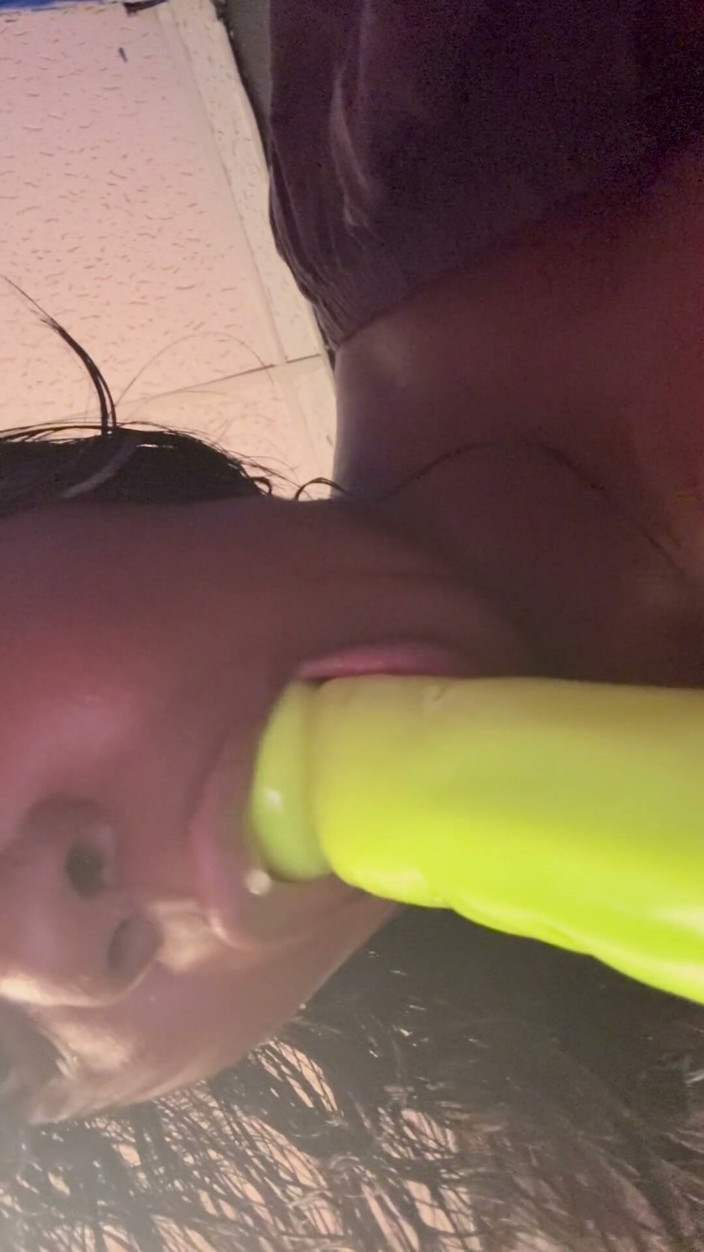 ALLIYAH ALECIA: 새아빠에게 사정할 때까지 흑인 대물 자지 빨아줘