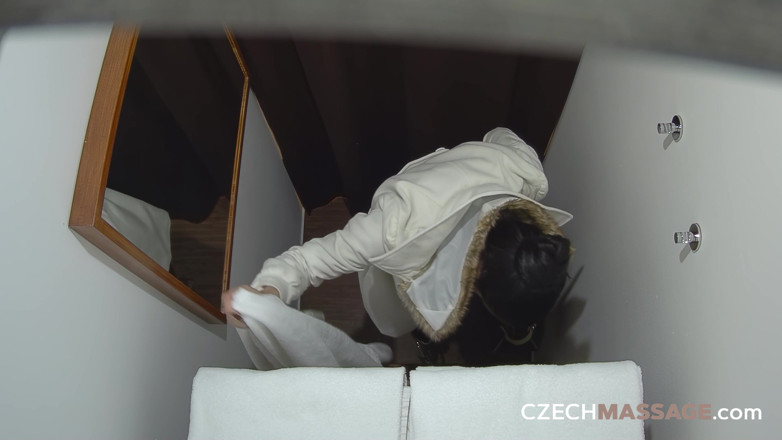 Czech Massage: チェコマッサージ89:ブルネットの美女がマッサージ師をいたずらなひねりで誘惑