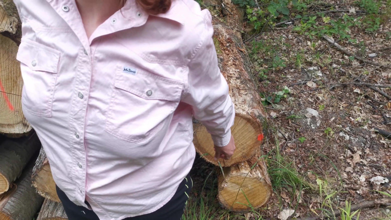 Bouncy Tits Action: Tetas azotadas en el bosque con blusa