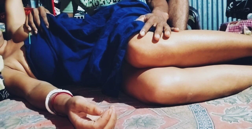 Teensex: Matură sexy bhabi cu forme îl seduce pe tânărul Devar și îi scurge...