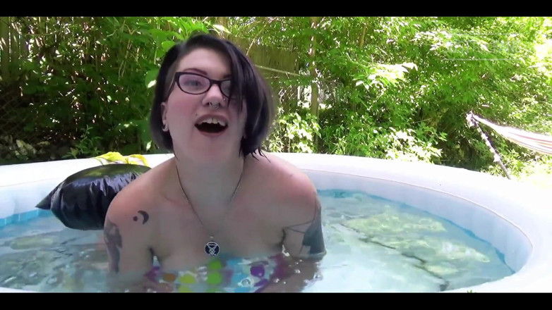 FondaDix: Floaty Fun in the Hot Tub