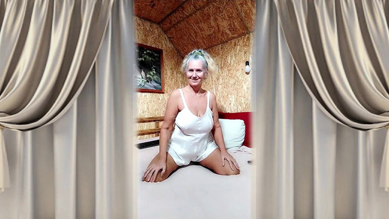 Lukerya: Fantasie Seduta Su Un Letto Morbido