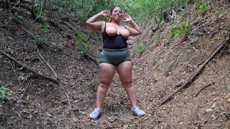 SugarPose: Bella Donna Latina Si Esercita All'aperto Con Le Tette Fuori