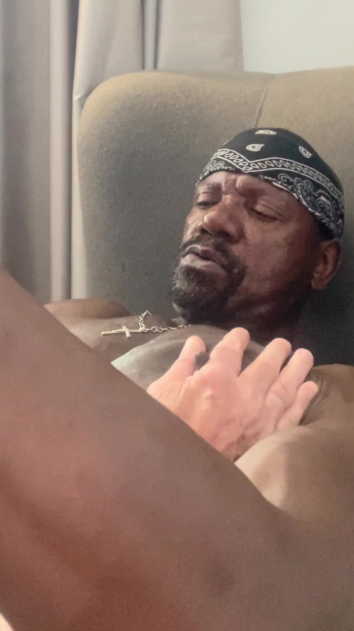 Black mature kinky muscle: Gioco di tette bDSM interrazziale