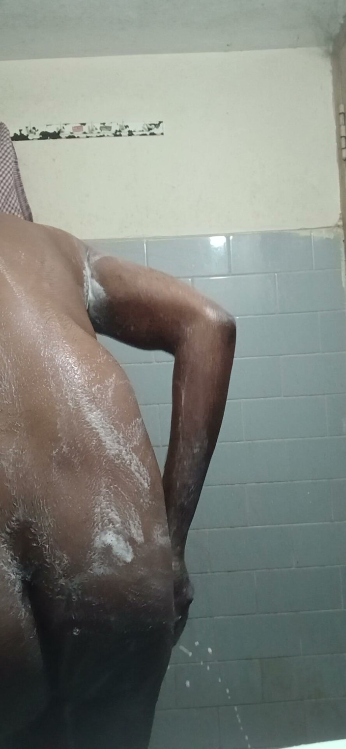 Baddiehotnew: Pertunjukan mandi dan pantat