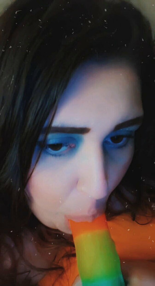 Nikki Danzig: SSBBW SCHlampe lutscht dildo