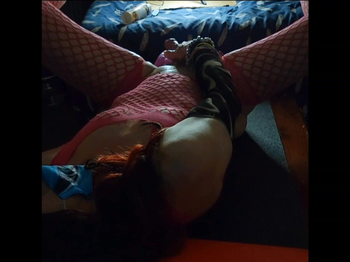 Lizzaali: Aku lagi asik muasin memekku pakai dildo favoritku dengan setelan...