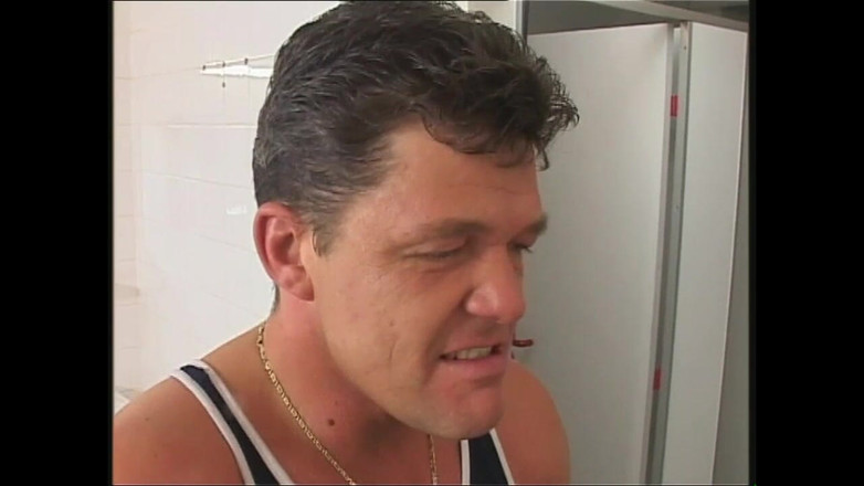 Purzel Official: 淫荡的短发黑发女郎在公共厕所被水管工干