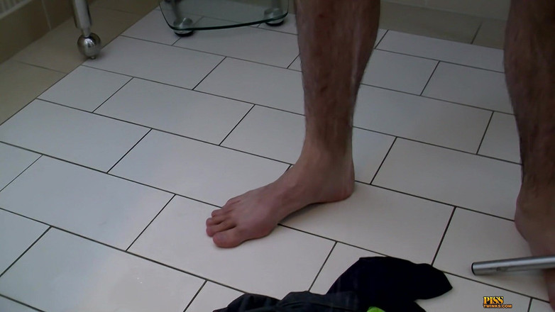 Piss Twinks: Симпатичный необрезанный паренек сквиртует и промокает