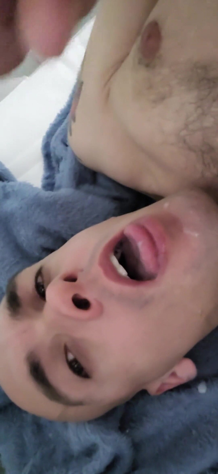 Kinkyboymilk: Mani muncrat Menelan Pelacur