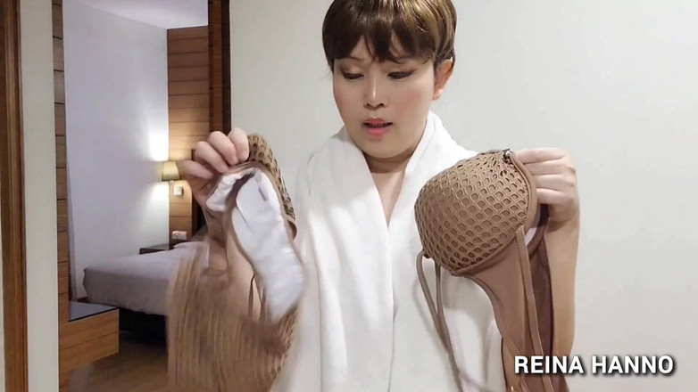 Reina Hanno: Твоя транс-дівчина намагається заманити вас у гарячу ванну