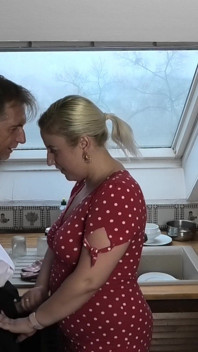 Místo mytí nádobí! Nymfomanka v domácnosti má prostě sex v hlavě