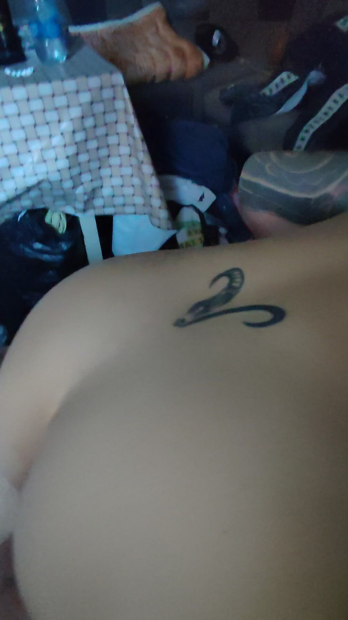 JelaiBora: Mamă sexy sârbă îmi percheziționat pula ca o călărire inversă reală