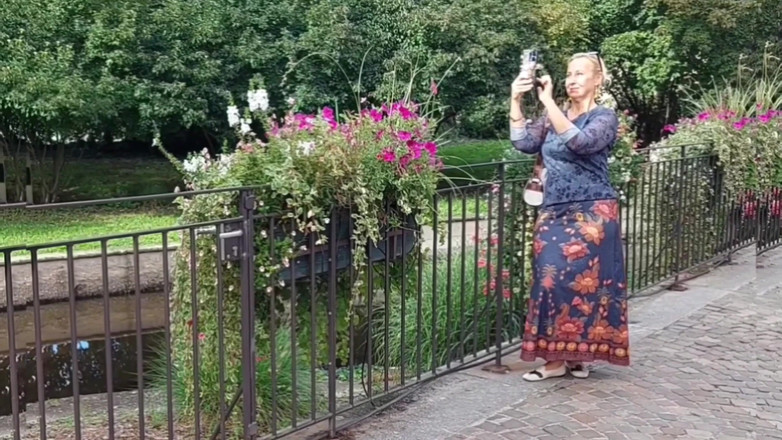 Selena701: 散歩後にセックスを楽しむ素人ブロンド妻