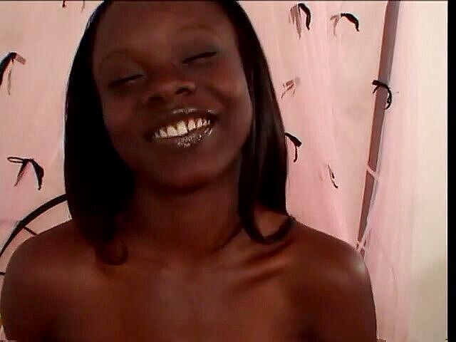 Black Magic Babes: Sexy nubian kočka kouří a jezdí na velkém černém péru na...