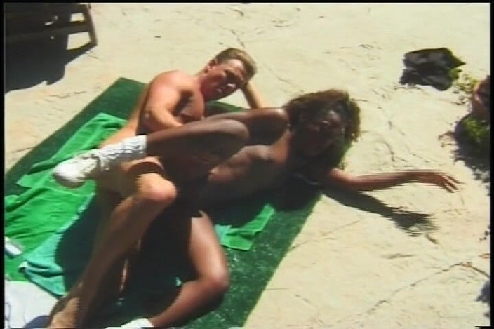 Backdoor sluts: Превосходную горячую чернокожую крошку раздалбывает белый член на заднем дворе