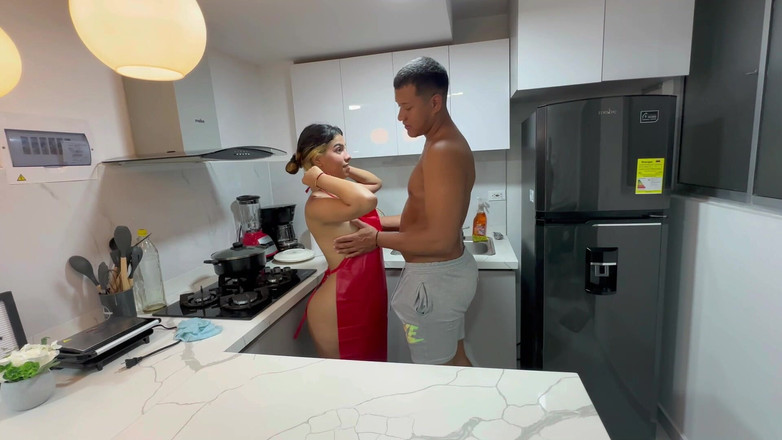 Saraymike: Potkávám svou nevlastní sestru Sama v zástěře v kuchyni