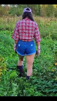Chica de granja tocada y follada en tractor