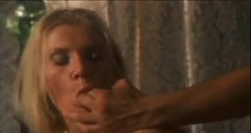 Cryptostudios: Una MILF bionda con grandi tette fa sesso hardcore al...
