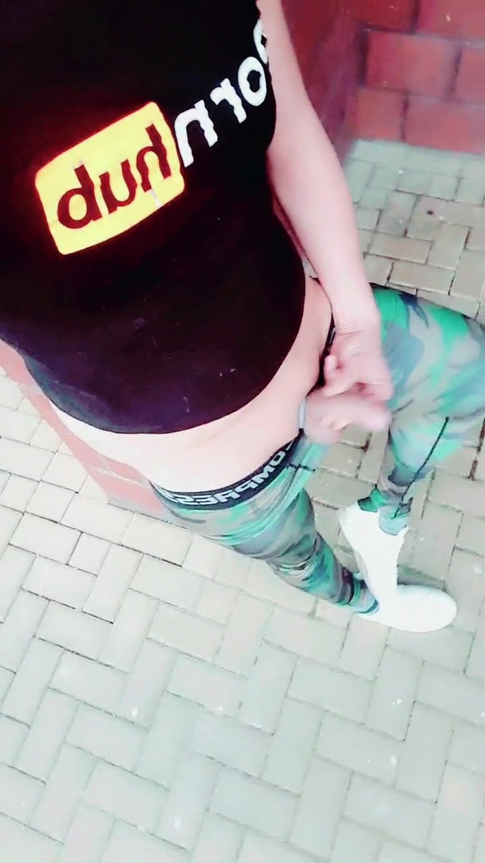 Slutboyben: 荡妇boyben cam4淫娃暴露者在卡车停靠站的公共场合暴露