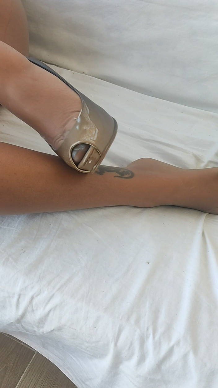 corynanylon: Диван у кріслі в колготках і на підборах двоколірні